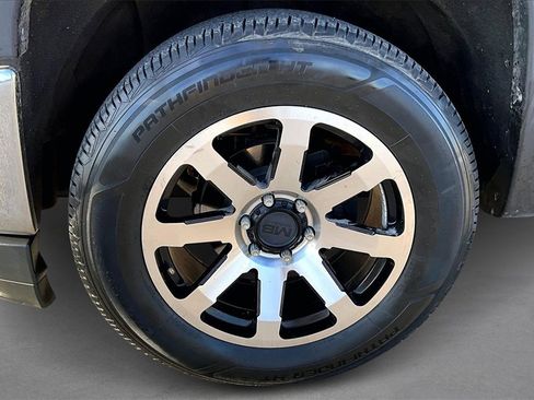 Used 2018 Chevrolet Silverado 1500 LT w/ LT Eassist Package image 8