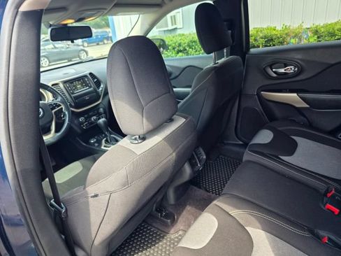 Used 2018 Jeep Cherokee Latitude w/ Cold Weather Group AWD/4WD image 19