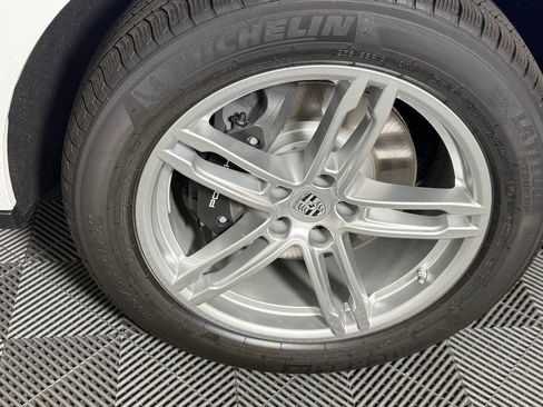 Certified 2025 Porsche Macan image 12