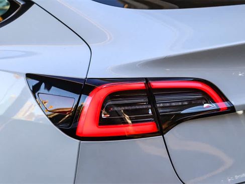 Used 2021 Tesla Model 3 Standard Range Plus image 9