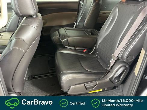 Used 2025 Kia Carnival FWD image 18