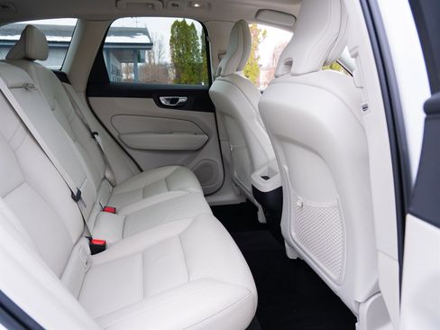 Used 2022 Volvo XC60 B5 Momentum image 21