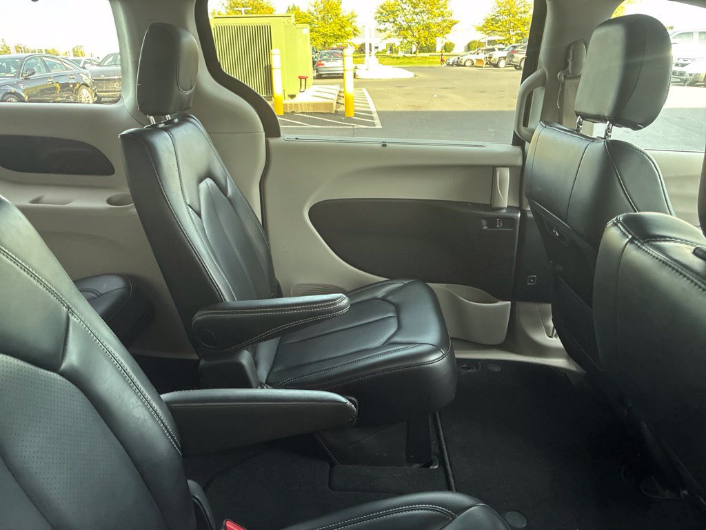 Used 2023 Chrysler Pacifica Touring-L FWD image 22