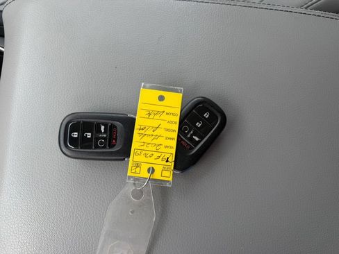 Used 2025 Honda Pilot Touring image 2