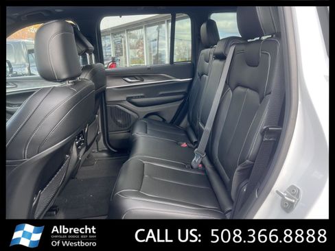 New 2025 Jeep Grand Cherokee Limited w/ Luxury Tech Group II image 11