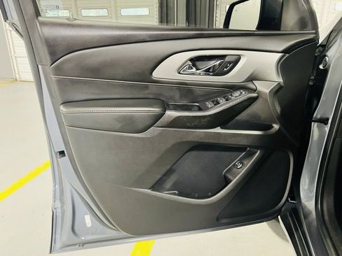 Used 2021 Chevrolet Traverse LT image 28