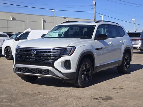 New 2026 Volkswagen Atlas Peak Edition image 2
