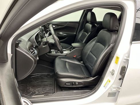 Used 2017 Chevrolet Malibu LT w/ Leather Package FWD image 8
