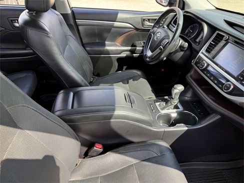Used 2019 Toyota Highlander Limited image 22