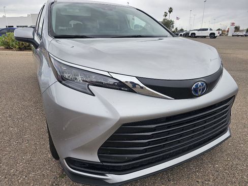 Used 2025 Toyota Sienna LE FWD image 13