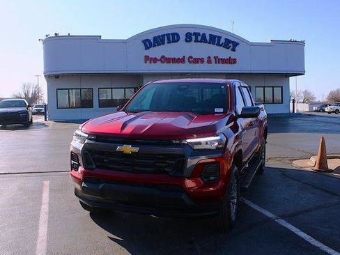 Used 2024 Chevrolet Colorado LT w/ LT Convenience Package III image 2