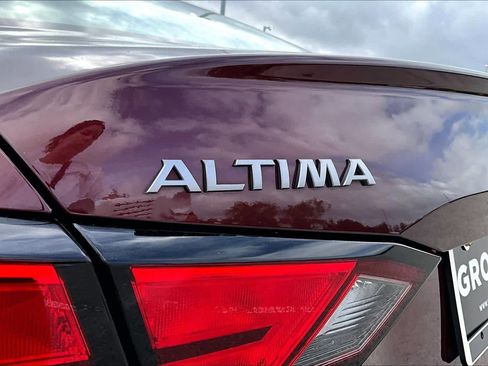 Used 2025 Nissan Altima 2.5 SV FWD image 10