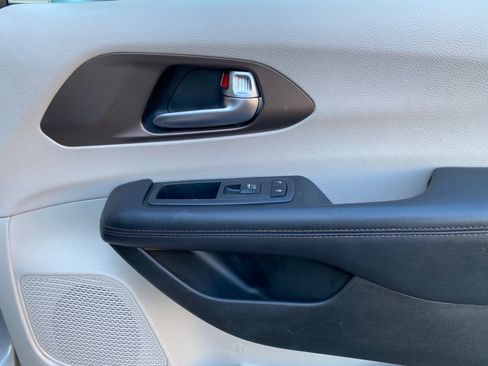 Used 2017 Chrysler Pacifica Touring-L image 41