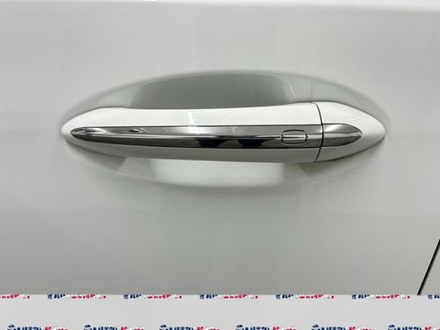 Used 2023 Buick Enclave Essence image 12