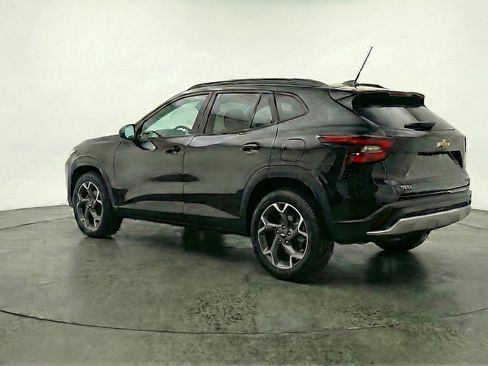 Used 2025 Chevrolet Trax LT w/ LT Convenience Package image 5