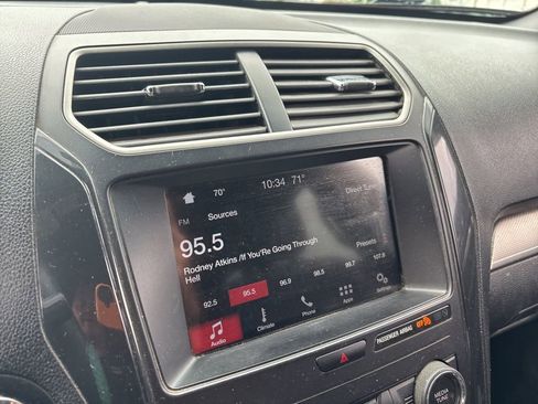 Used 2019 Ford Explorer XLT w/ Equipment Group 201A FWD image 3