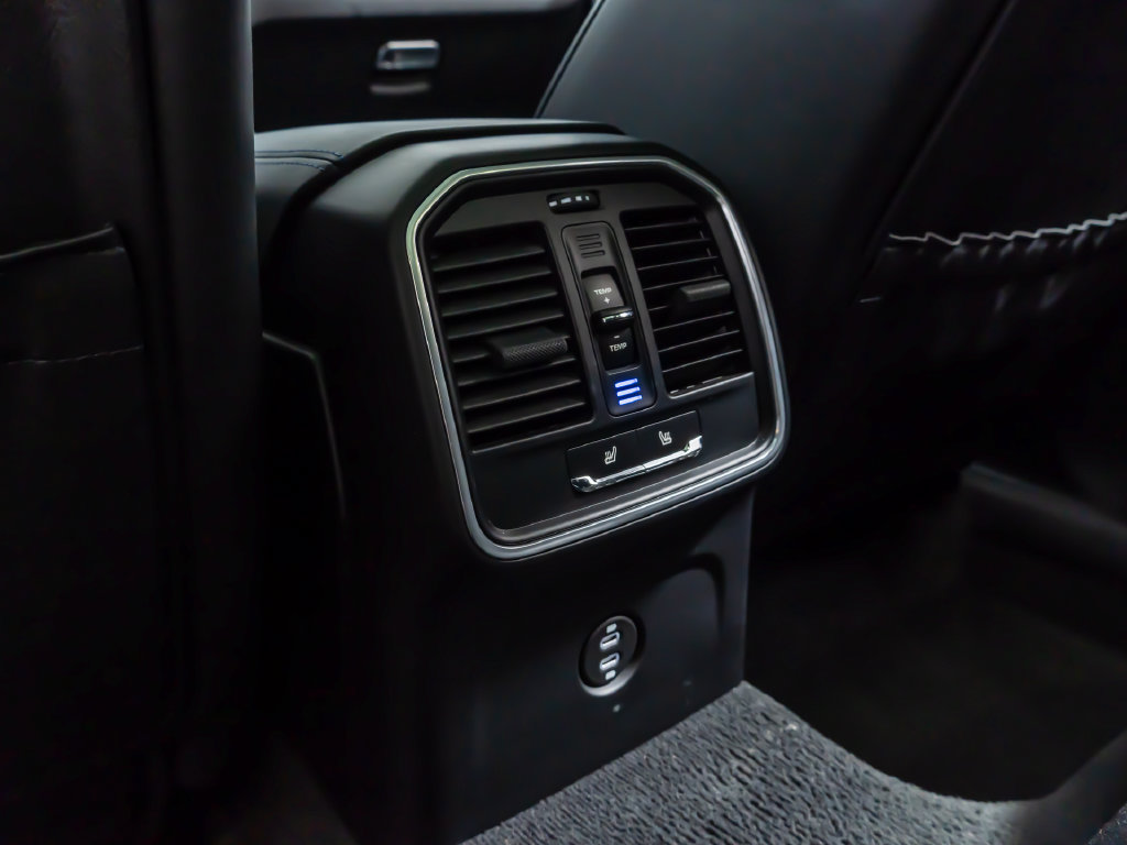 Used 2023 Porsche Macan AWD/4WD image 28