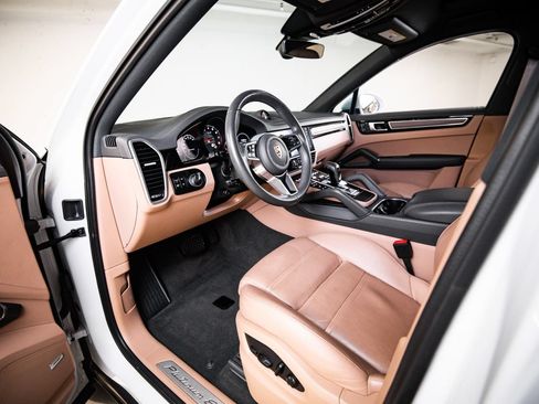 Certified 2023 Porsche Cayenne Platinum Edition AWD/4WD image 4