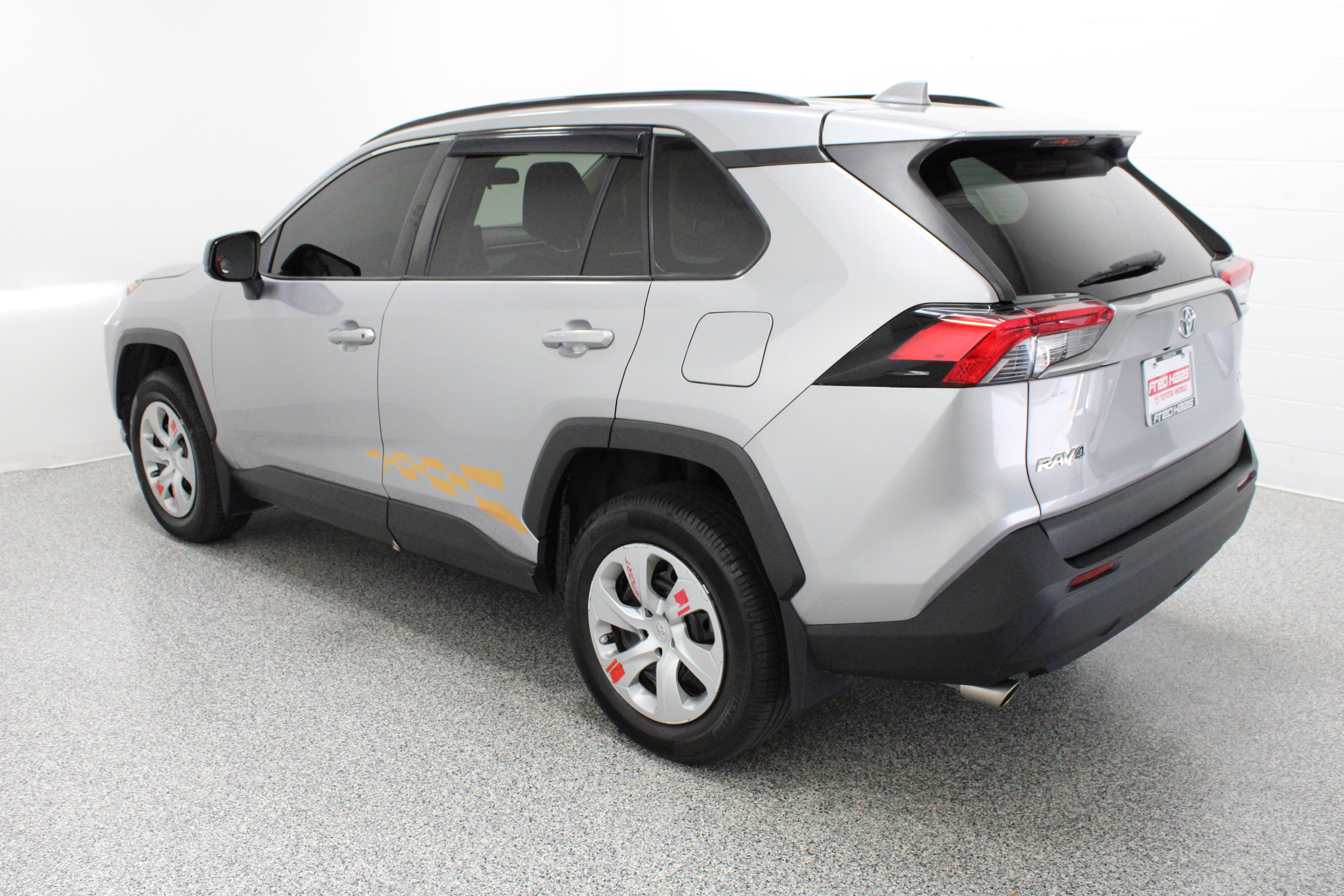 Used 2021 Toyota RAV4 LE FWD image 9