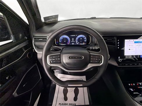 Used 2025 Jeep Wagoneer 4WD image 11