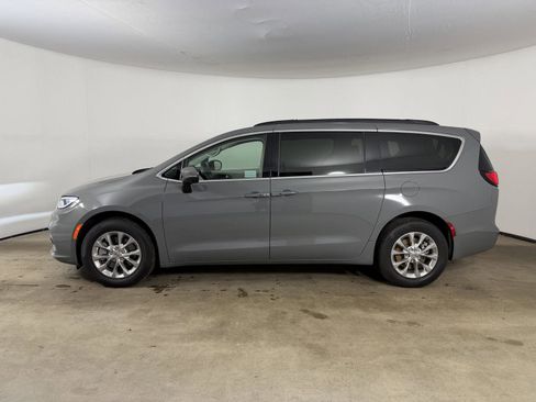 Used 2023 Chrysler Pacifica Touring-L AWD/4WD image 11