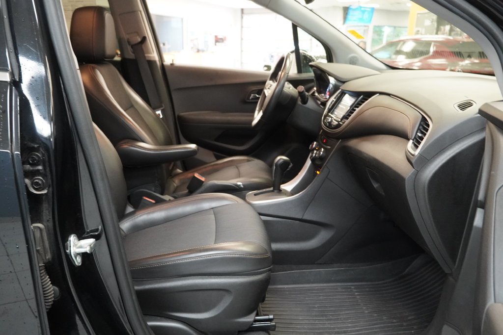 Used 2019 Chevrolet Trax LT w/ LT Convenience Package FWD image 22