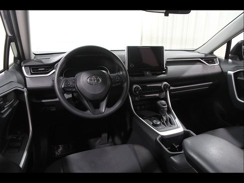 Used 2025 Toyota RAV4 LE AWD/4WD image 6