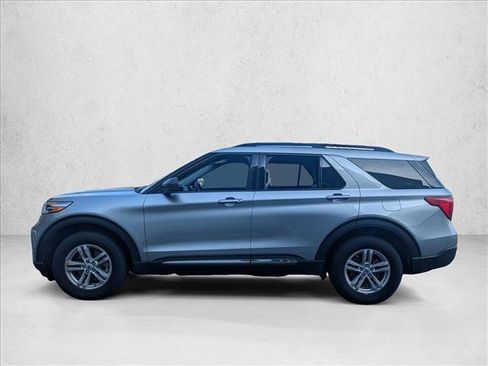 Used 2022 Ford Explorer XLT w/ Equipment Group 202A image 6