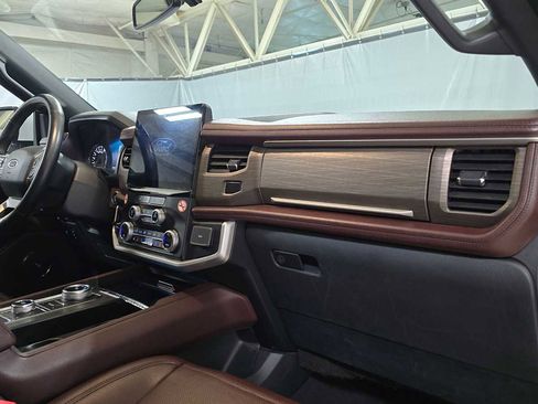 Used 2024 Ford Expedition Limited image 12