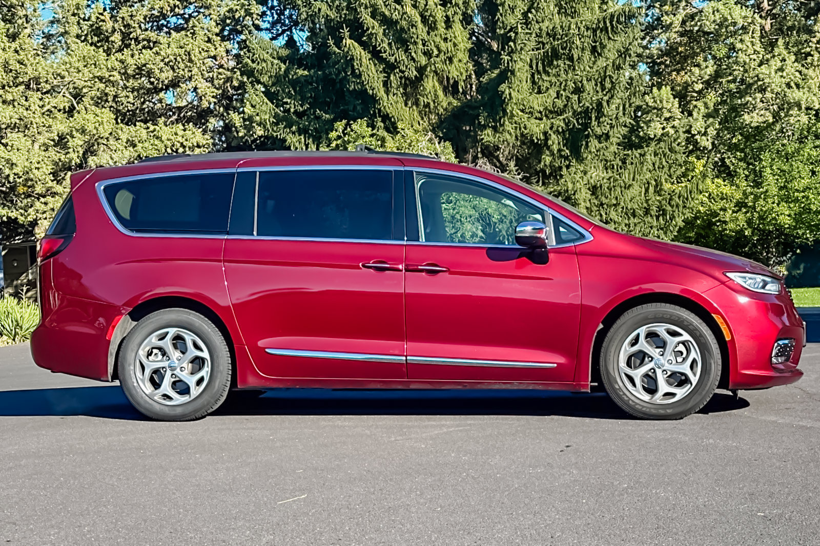 Used 2023 Chrysler Pacifica Limited FWD image 3