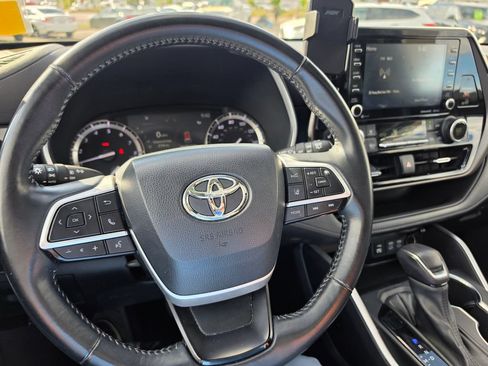 Used 2022 Toyota Highlander XLE AWD/4WD image 19
