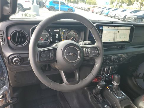 Used 2025 Jeep Wrangler Unlimited Rubicon AWD/4WD image 15