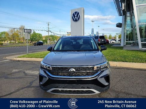 Used 2024 Volkswagen Taos SE AWD/4WD image 2