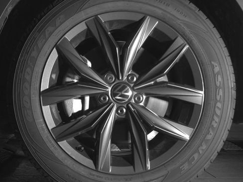 Used 2024 Volkswagen Tiguan SE AWD/4WD image 22