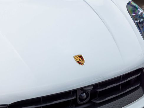 Certified 2025 Porsche Macan AWD/4WD image 15