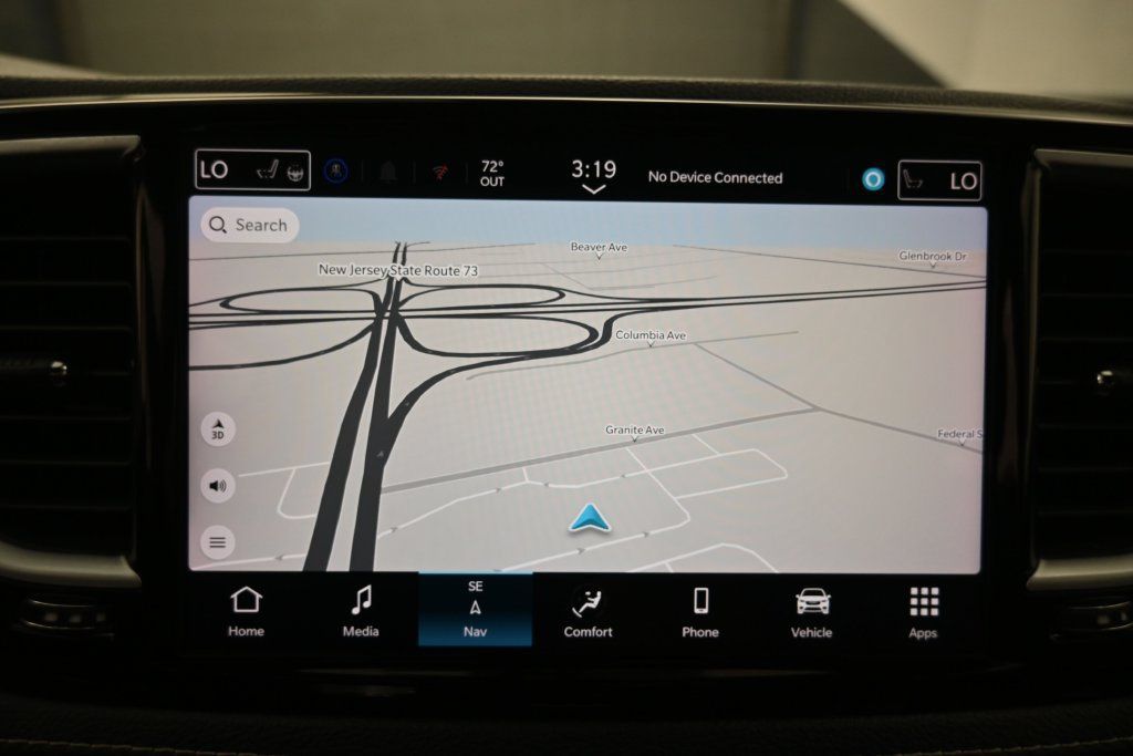 Used 2025 Chrysler Pacifica Limited FWD image 15