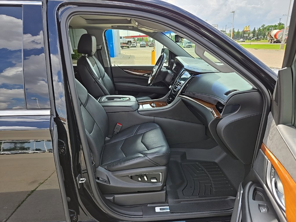 Used 2019 Cadillac Escalade ESV Luxury AWD/4WD image 11