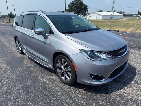 Used 2017 Chrysler Pacifica Limited w/ Advanced Safetytec Group FWD image 12