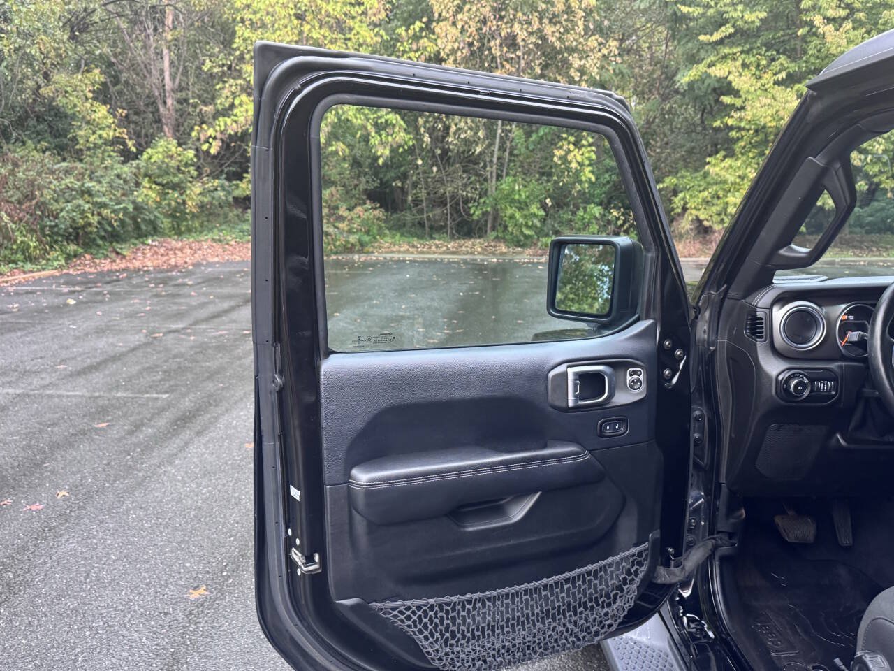 Used 2018 Jeep Wrangler Unlimited Sahara w/ Cold Weather Group AWD/4WD image 31