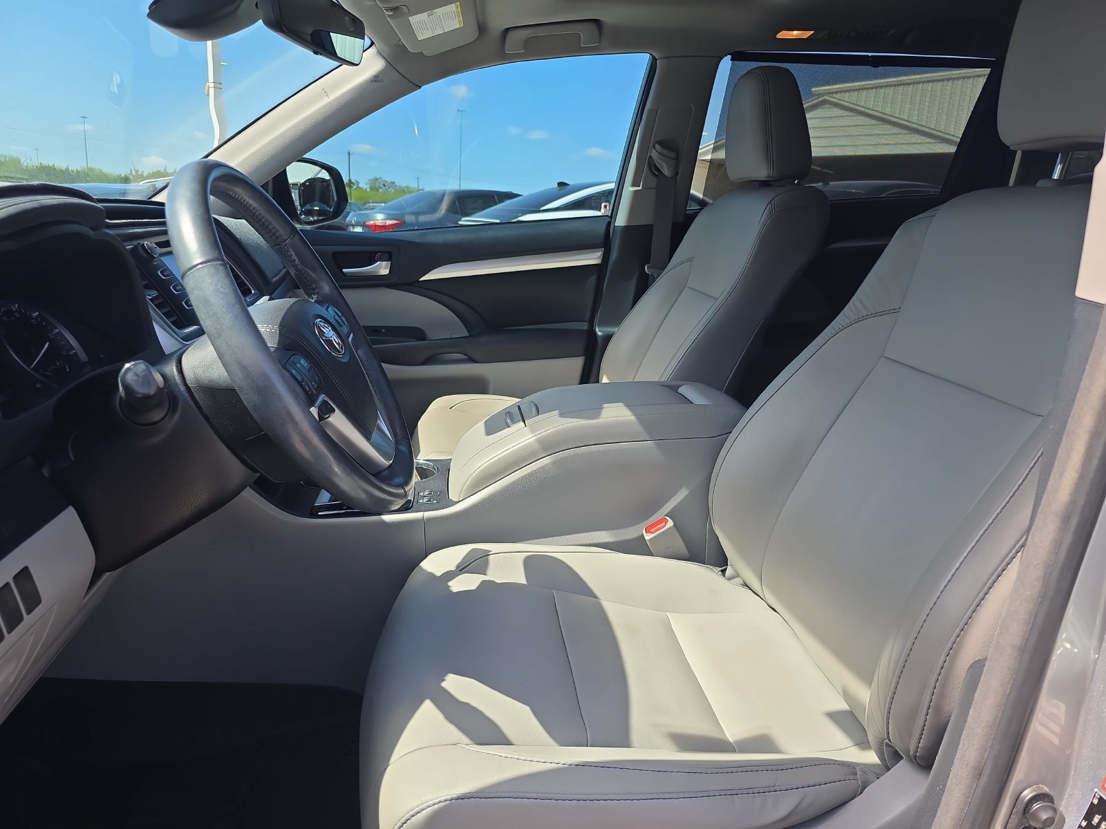Used 2017 Toyota Highlander XLE FWD image 12