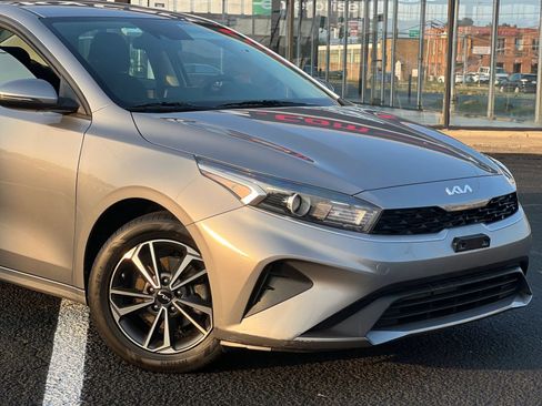 Used 2023 Kia Forte LXS w/ LXS Technology Package FWD image 3