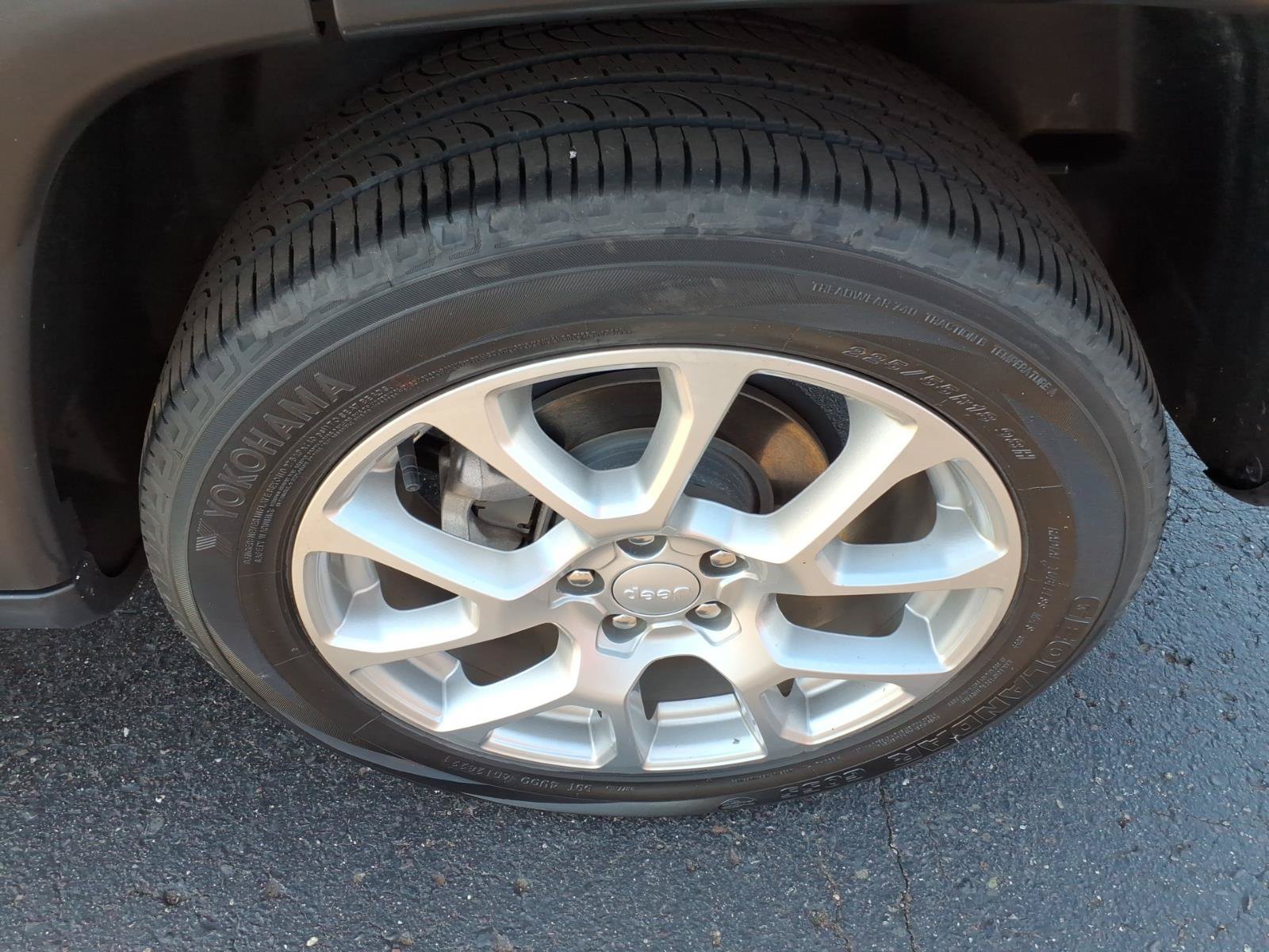 Used 2023 Jeep Compass Latitude w/ Sun and Sound Group AWD/4WD image 21