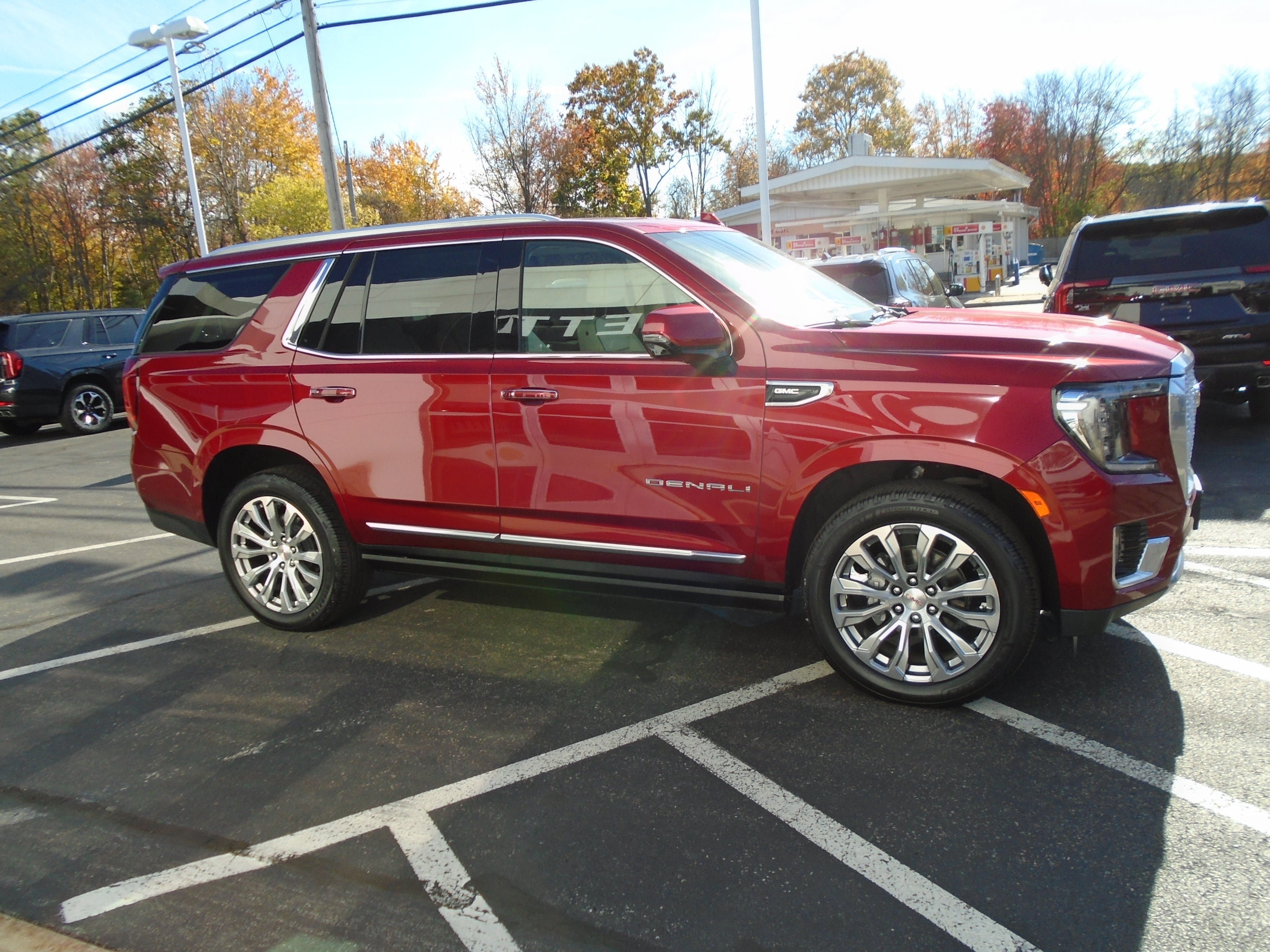 Used 2023 GMC Yukon Denali AWD/4WD image 6