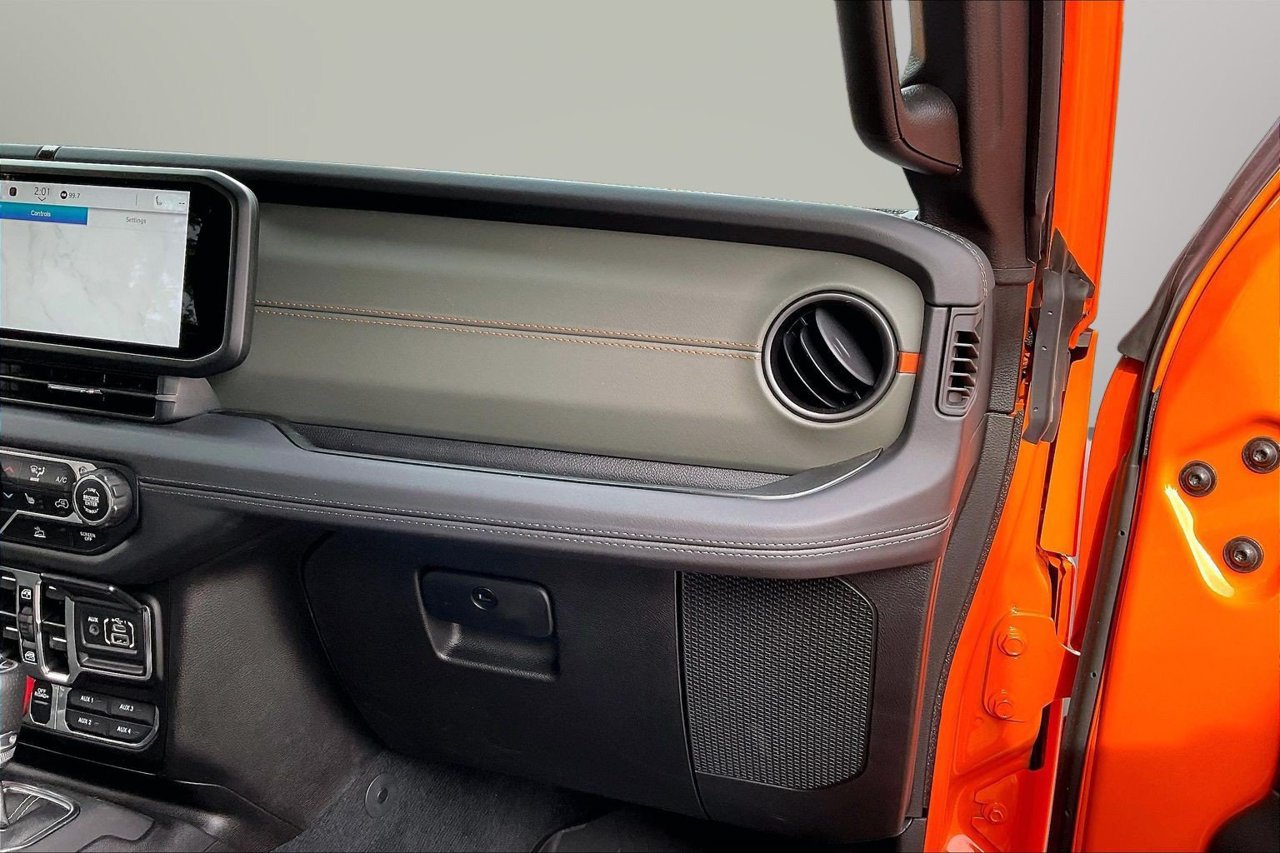 Certified 2025 Jeep Gladiator Mojave w/ Convenience Group AWD/4WD image 19