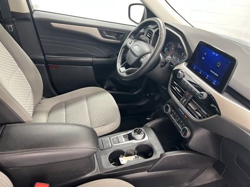 Used 2022 Ford Escape SE w/ SE Sport Appearance Package image 25