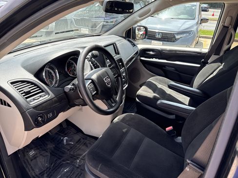 Used 2019 Dodge Grand Caravan SE w/ UConnect Hands-Free Group FWD image 11