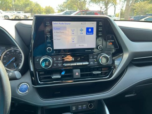 Used 2022 Toyota Highlander XLE AWD/4WD image 19