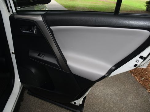Used 2018 Toyota RAV4 XLE FWD image 19