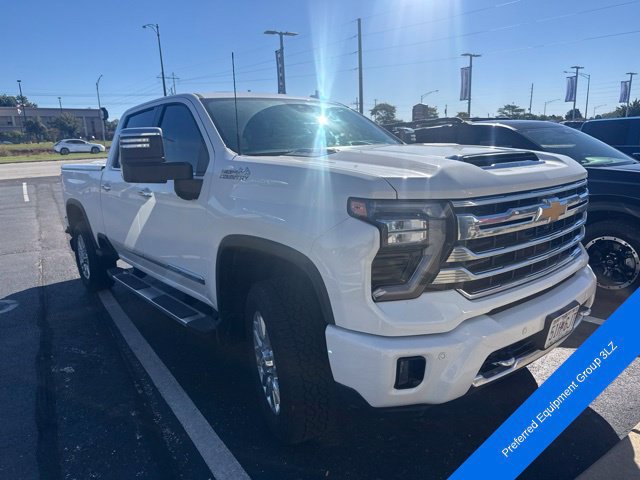 Used 2024 Chevrolet Silverado 2500 High Country w/ High Country Premium Package AWD/4WD image 3