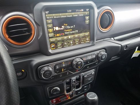 Certified 2023 Jeep Gladiator Mojave w/ Cold Weather Group image 20